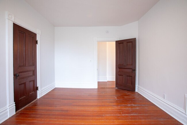 Building Photo - 1940-1946-1946 SW Market St Dr