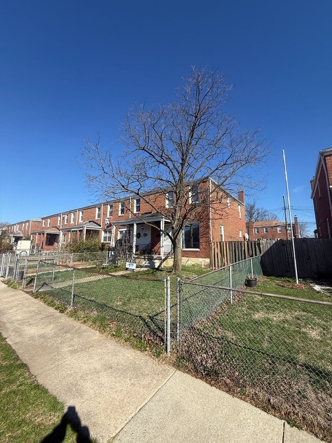 Building Photo - End Unit 3BR Townhome in Dundalk | Fresh Paint, Refinished Hardwood Floors, Fenced Yard, Off-Stre...