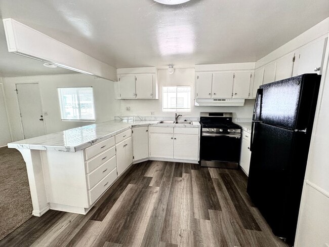 Building Photo - Cute Cozy and Centrally located