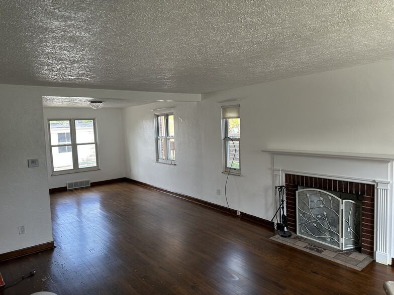 Building Photo - 364 Broadmoor Ave