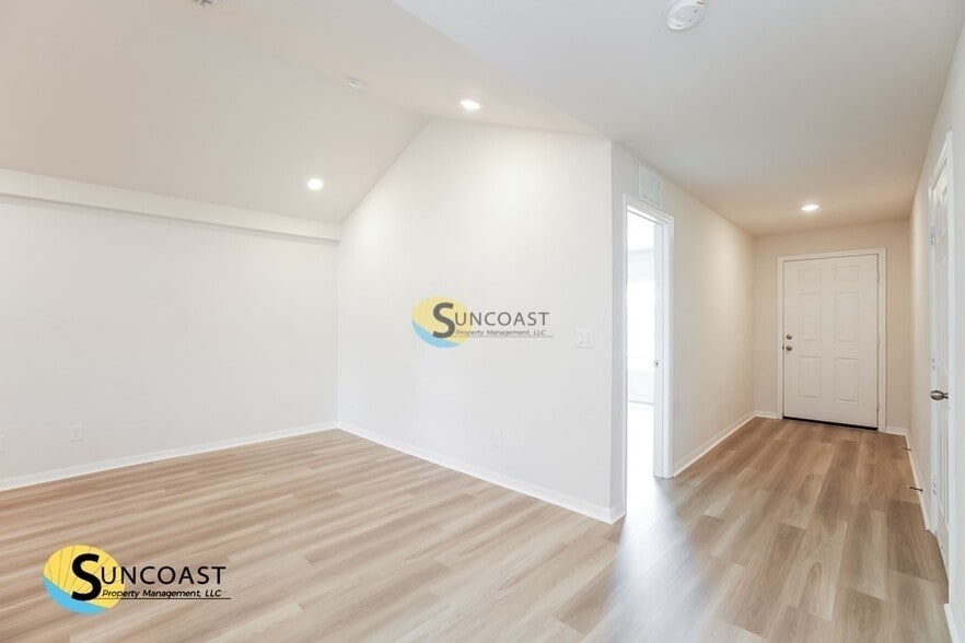 Building Photo - 448 Tioga St