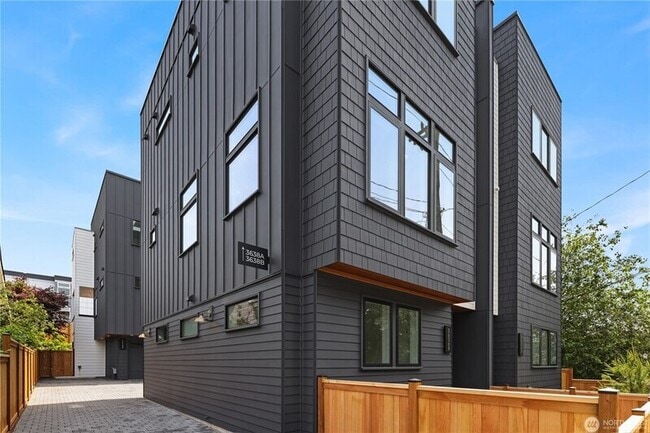 Building Photo - 3636 Greenwood Ave N