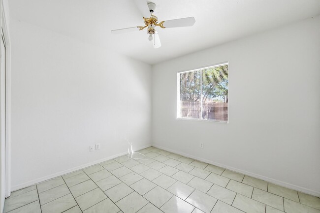 Building Photo - 559 S Lesueur