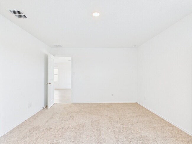 Building Photo - "Open-Concept Living in Fredericksburg"