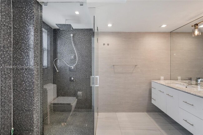 Building Photo - 550 W 49th St