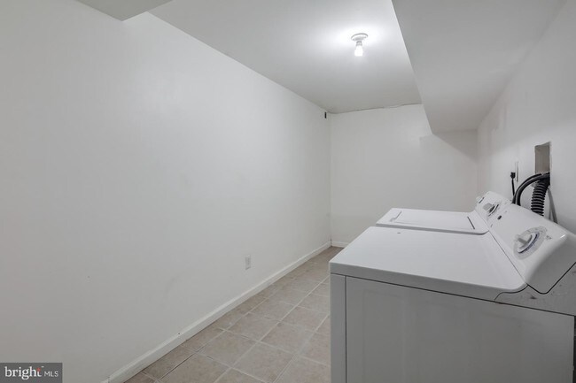 Building Photo - 1739 Annin St