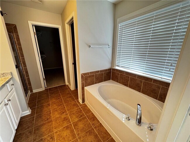 Building Photo - 2530 Vistoria Dr