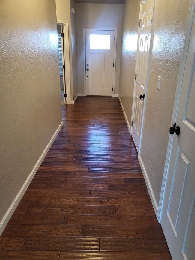Building Photo - 3 bed 2 bath Home for Rent in Grants Pass