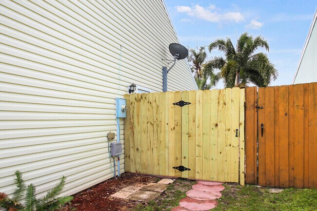 Building Photo - 7870 Blackwood Ln