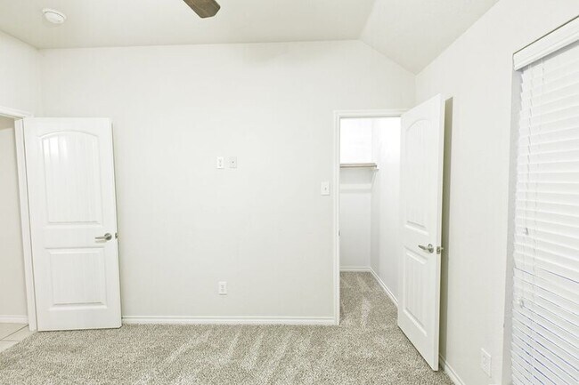 Building Photo - 5925 Silver Buckle Dr