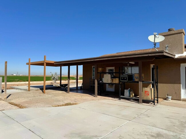 Building Photo - 3 BEDROOM HOME IN TIERRA MESA!