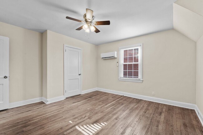 Building Photo - Spacious 1 Bedroom Duplex in Trinity Park, blocks from Duke! - Renovated & Pet Friendly