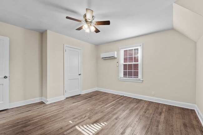 Building Photo - Spacious 1 Bedroom Duplex in Trinity Park,...