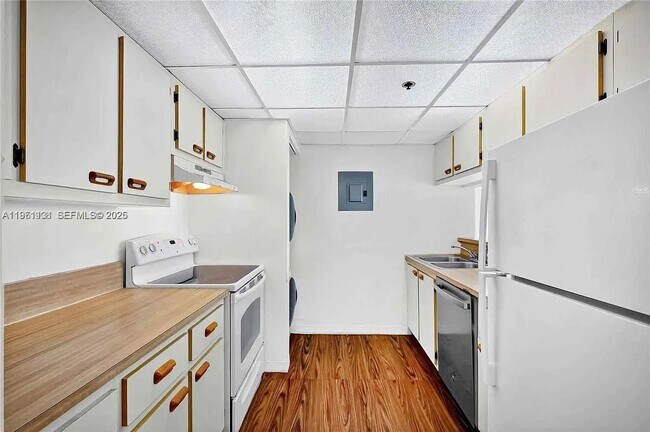 Building Photo - 7601 E Treasure Dr