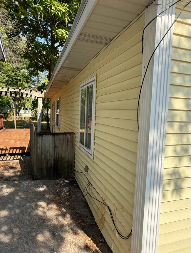 Building Photo - LAND CONTRACT (RENT-TO-OWN)