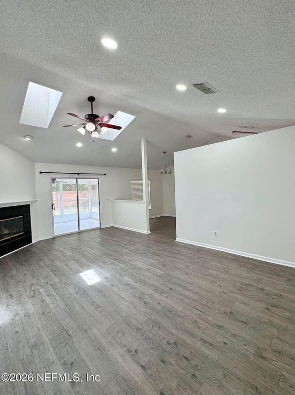 Building Photo - 8250 Lakemont Dr