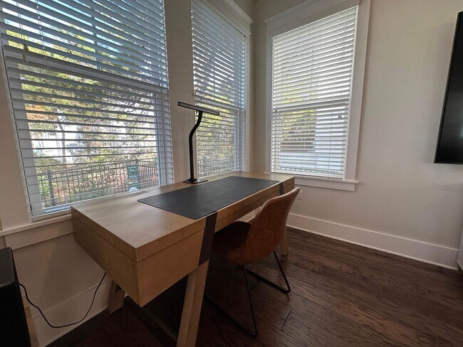 Building Photo - New, exclusive 3200 sq ft 4 bedroom/3.5bat...
