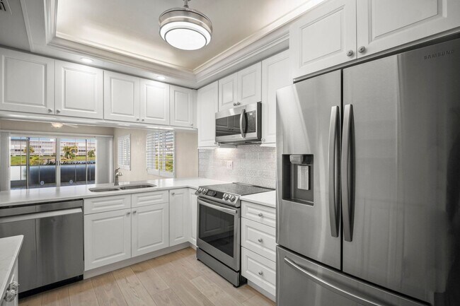 Building Photo - Stunning 2 beds 2 baths condo with lake vi...