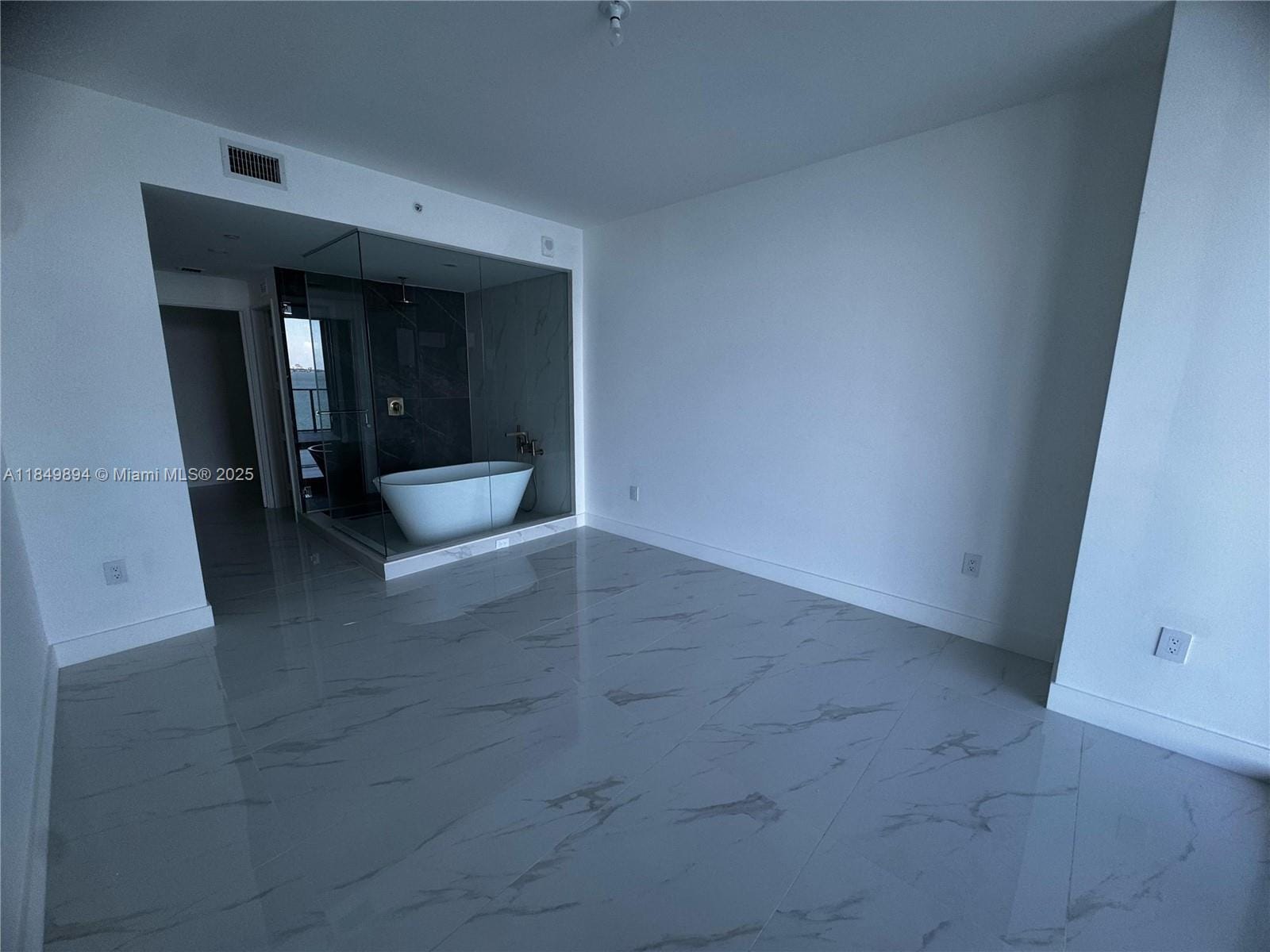 Building Photo - 700 NE 24th St