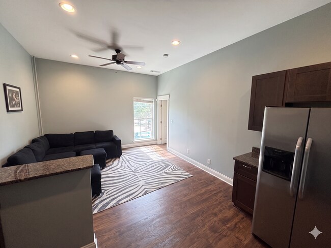 Building Photo - North Thomas 472-492