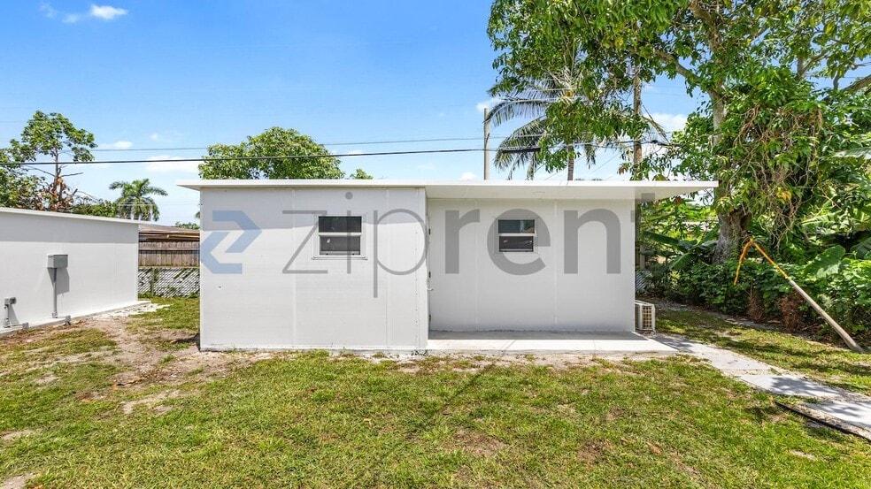 Building Photo - Unit B