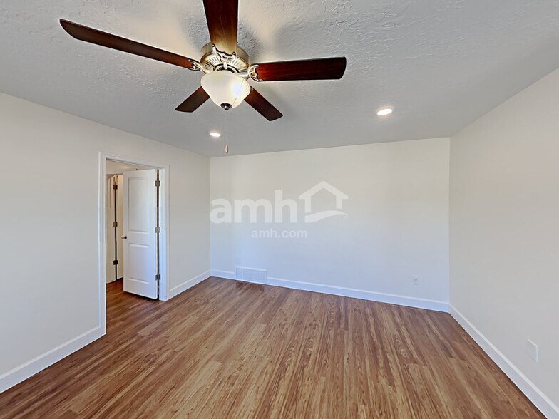 Building Photo - 2434 E Tumbleweed Rd