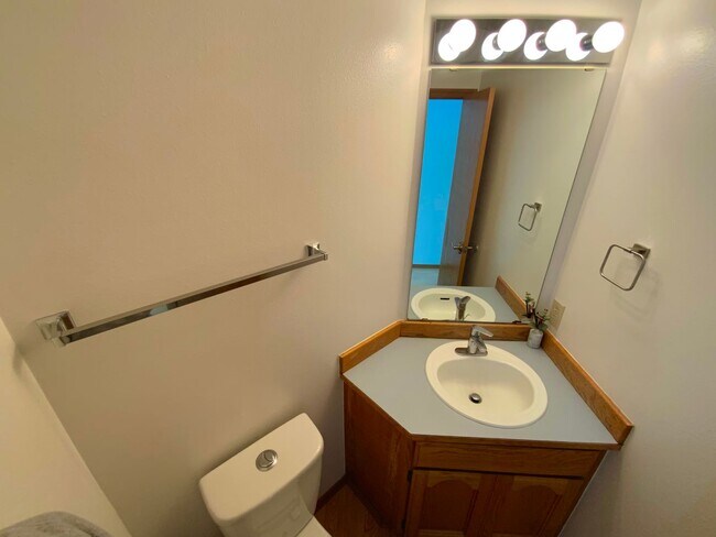 Building Photo - Stunning 4 Bedroom/2.5 bath- Move-In Ready Home with Private Backyard