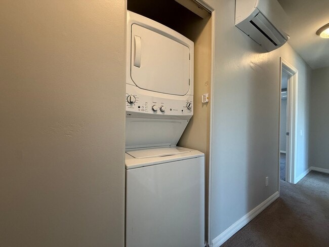 Building Photo - Beautiful 4B/2BA Top Floor Corner Unit wit...