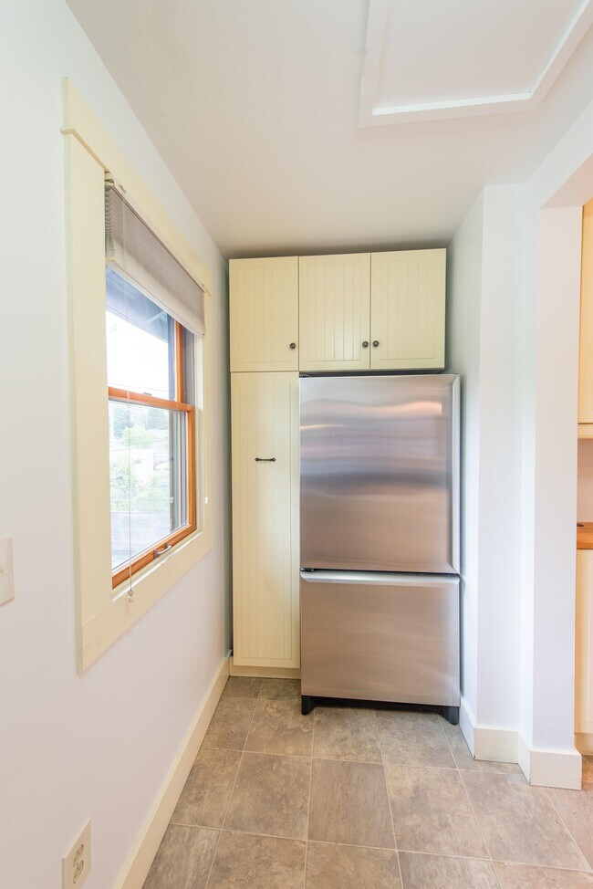 Building Photo - 1208 E Barclay Ct