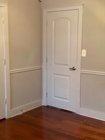 Building Photo - 303 Country Club Dr