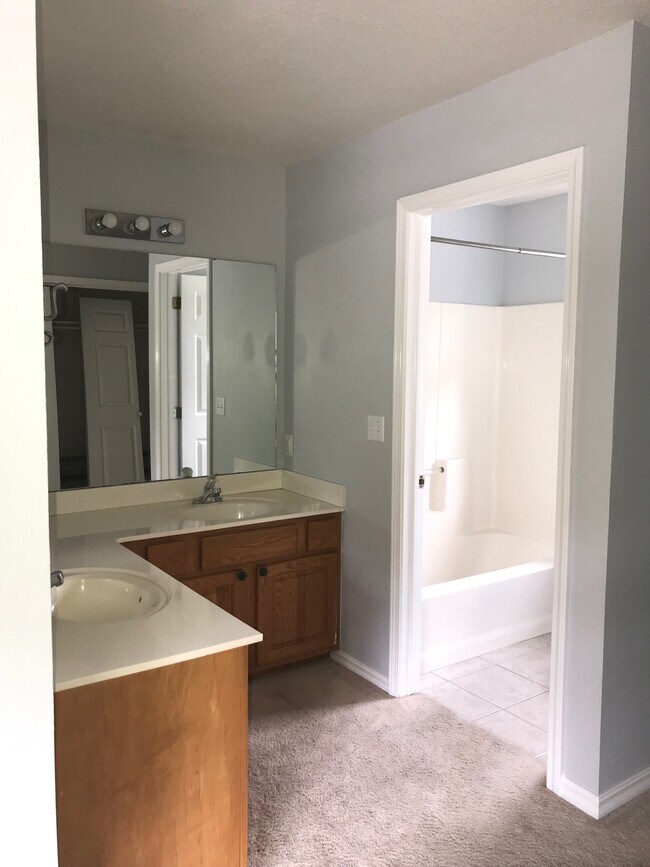 Building Photo - 2010 S Elm St