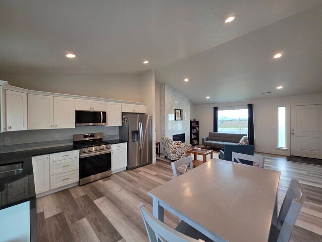 Building Photo - 6817 Rd 108