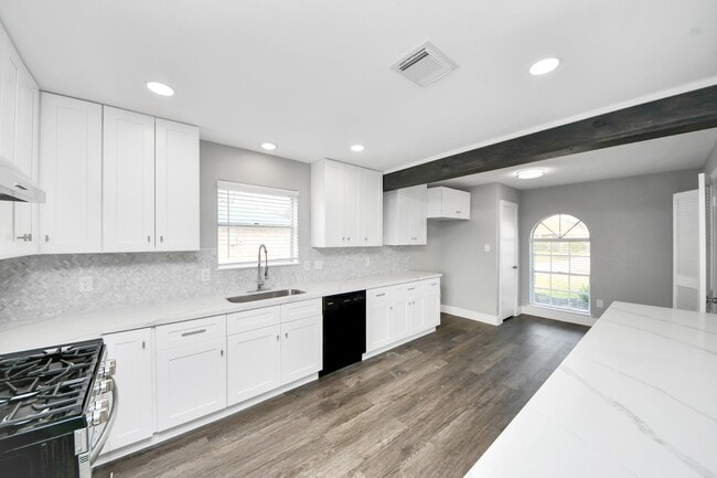 Building Photo - 15423 Ridingwood Dr