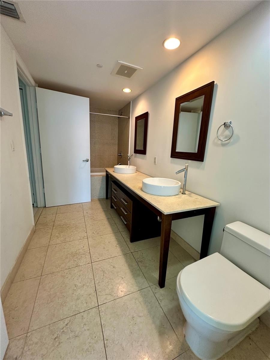 Building Photo - 475 Brickell Ave