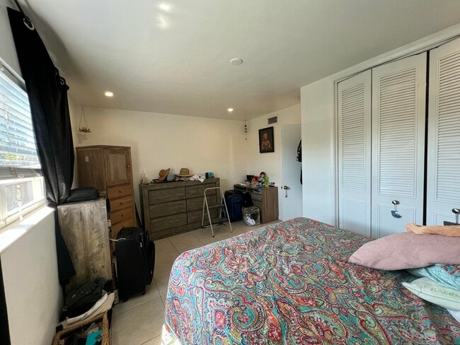 Building Photo - 1130 NE 3rd Ave