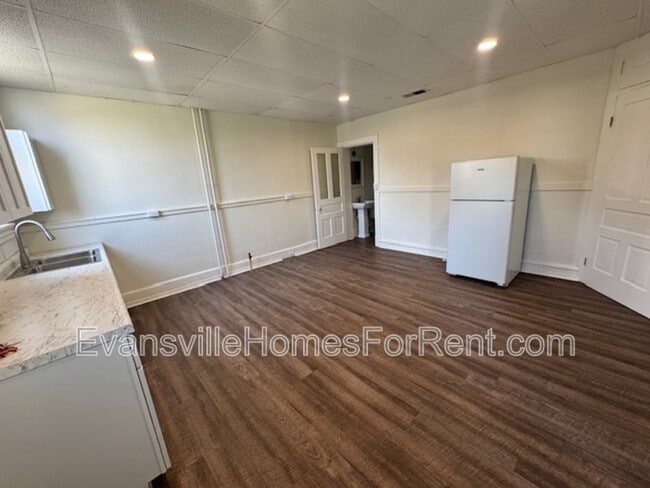 Building Photo - 3036 W Maryland St