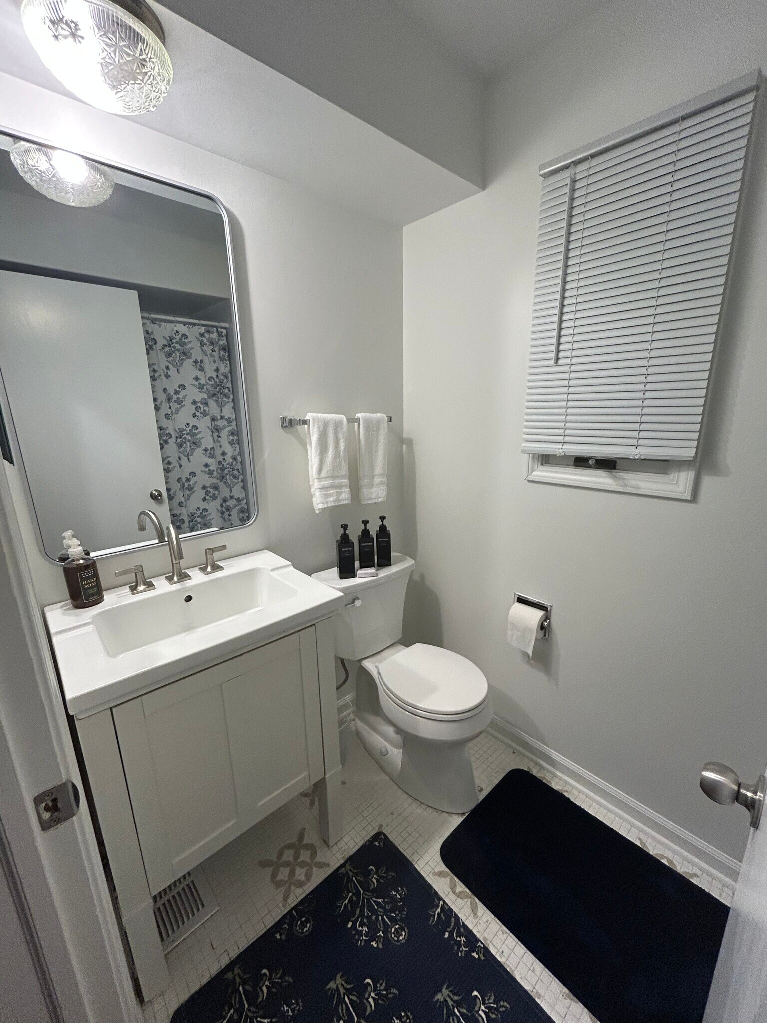 Full bathroom - 335 Scott St