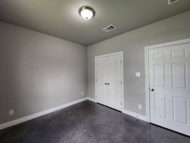 Building Photo - LOCATION! Walk to Torrey Park / Close to NB Downtown & Gruene / No Carpet / NBISD