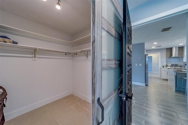 Building Photo - 400 Capri Blvd