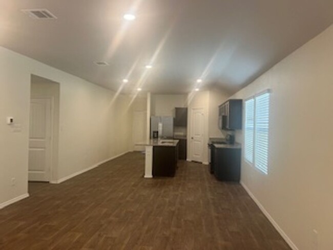 Building Photo - Beautiful 4/2 in Cottonwood Creek!