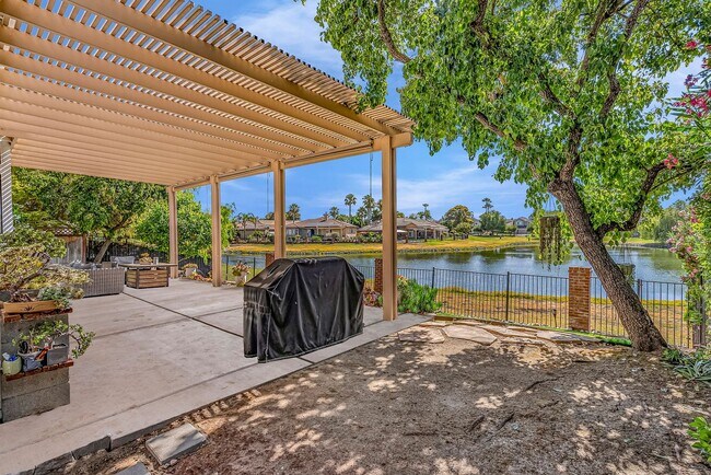 Building Photo - 2435 Pinehurst Ct