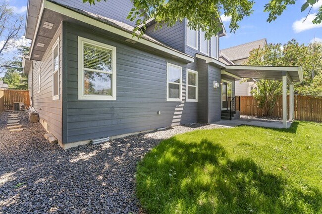 Building Photo - 552 E Whitney Ct