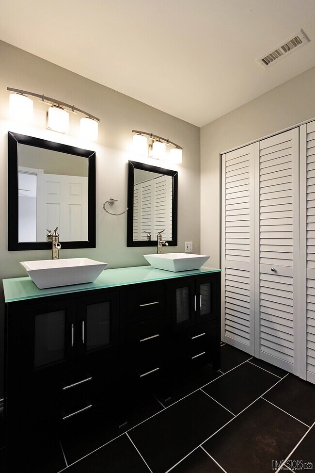 Building Photo - 3321 Bromley Ln