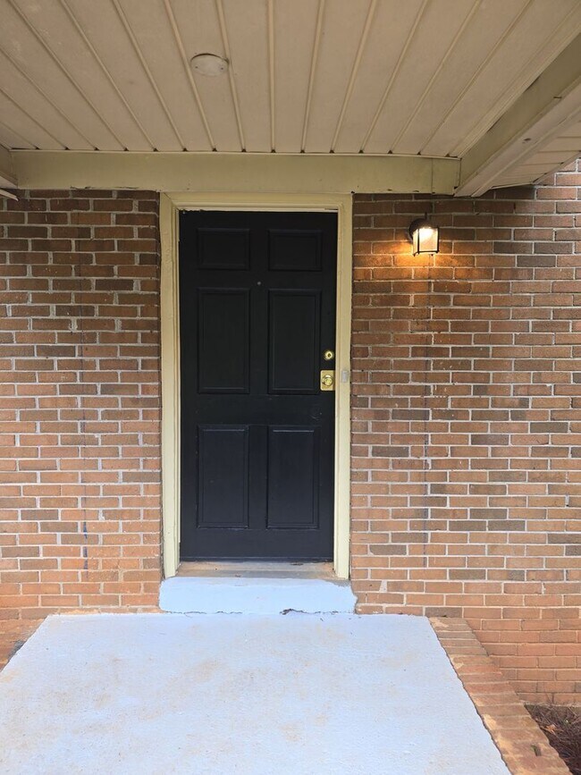 Building Photo - 4 or 5 Bedroom 1.5 bath 2 story house