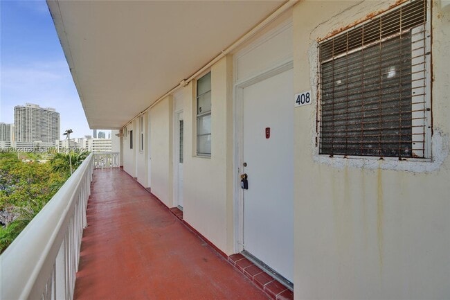Building Photo - 2920 Point E Dr