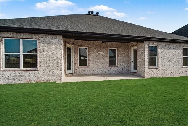 Building Photo - 310 Hedge Dr