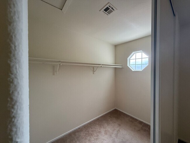 Building Photo - Beautiful 2-story townhouse located in a s...