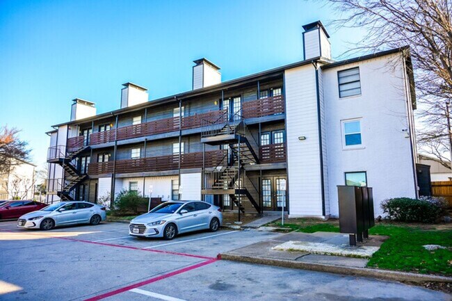 Building Photo - 2525 Thomason Cir