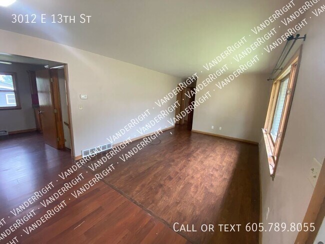 Building Photo - 3012 E 13th St