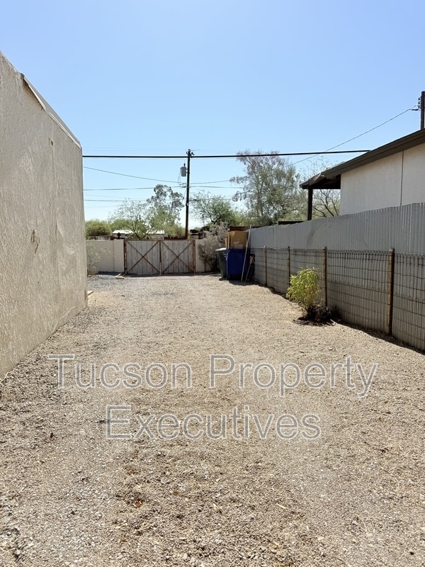 Building Photo - 2925 N Estrella Ave